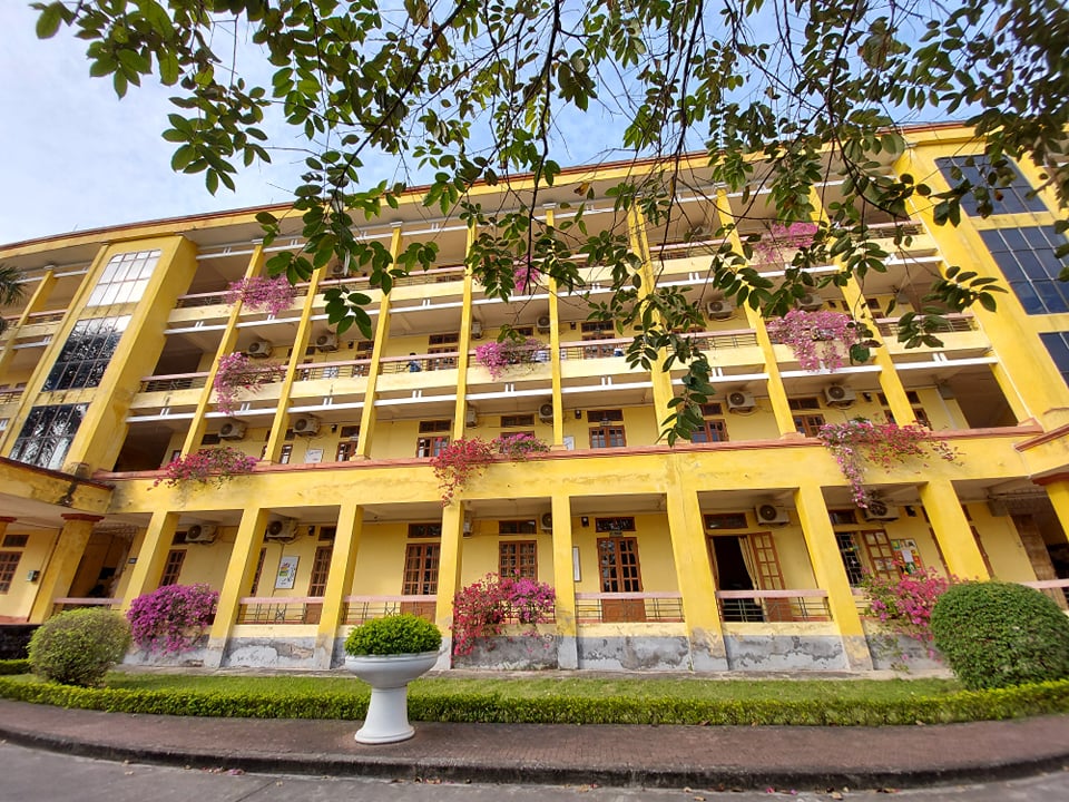 Giáo dục học sinh ý thức giữ gìn trường, lớp và môi trường sống xanh sạch đẹp tại chuyên Nguyễn Trãi